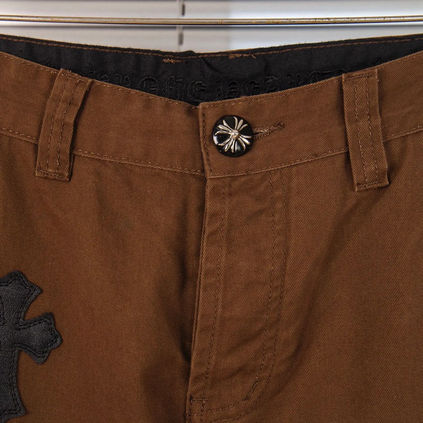 P260 Chrome Hearts | Chrome Hearts Brown Casual Cross Patched Leather Jeans - Full of exploring the ultimate in fashion, Chrome Hearts' new Chrome Hearts pants cleverly integrate camouflage cross, camouflage cross and other elements to break traditional boundaries. Mattyboy's clever fusion of overalls and khaki jeans, the same style, brings endless matching inspiration to fashionistas! Whether it is daily wear or a trendy try, these pants can bring you an excellent fashion experience. Style number: 1754# Color: casual brown Size: 28 30 32 34